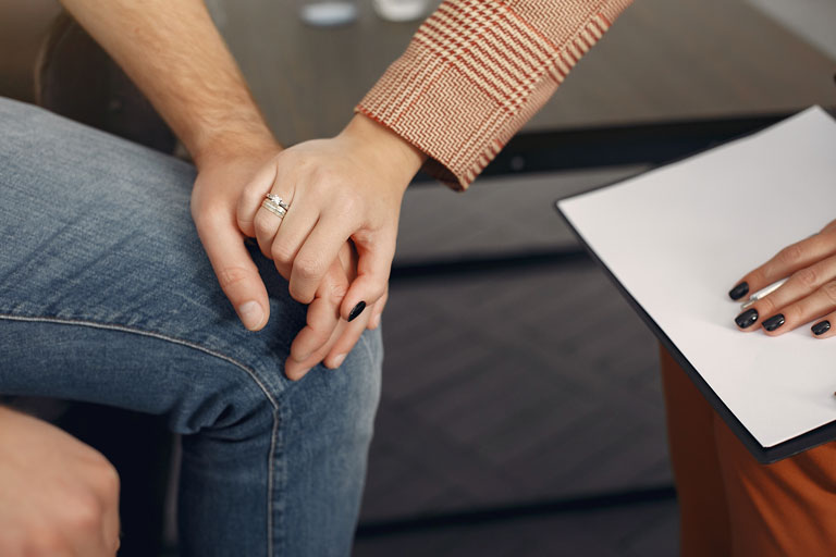 mezczyzna-siedzacy-w-biurze-psychologa-i-rozmawiajacy-o-problemach-(1)