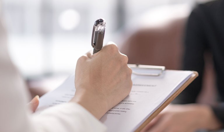 mloda-azjatycka-kobieta-z-problemem-zdrowia-psychicznego-spotyka-sie-z-psychologiem-w-celu-konsultacji-i-terapii-psychicznej-koncepcja-psychologii-i-terapii-psychicznej