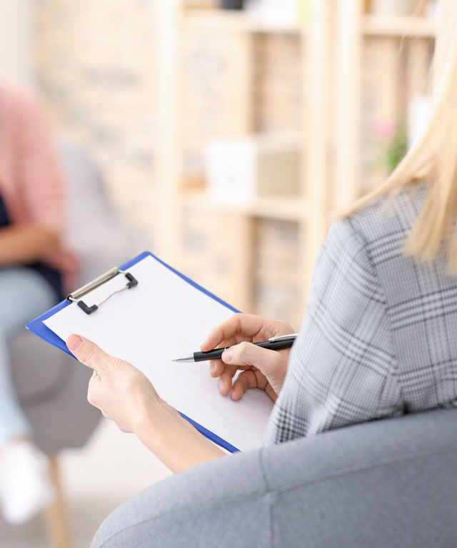 psycholog-kobieta-pracujaca-z-pacjentem-w-gabinecie