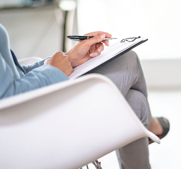 trzyma-osobisty-notatnik