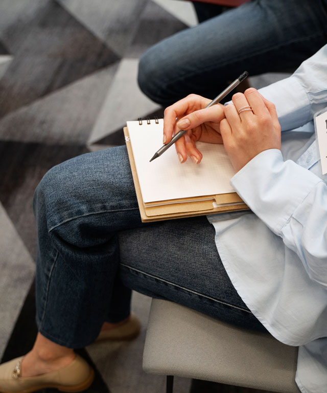 upowazniona-biznesowa-kobieta-pracujaca-w-miescie