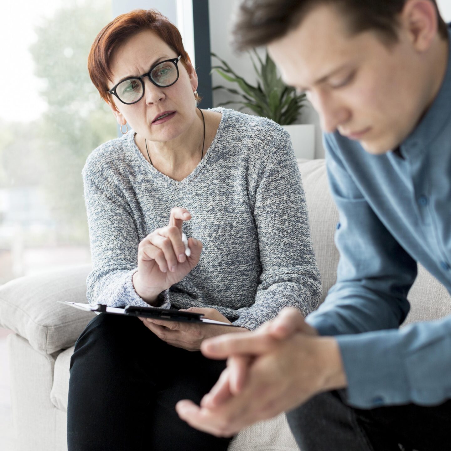 front-view-psychologist-consulting-patient